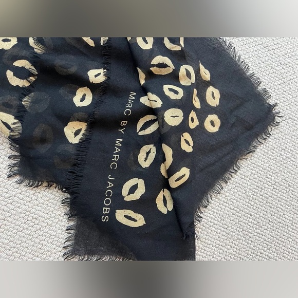 MARC JACOBS Kiss Print Scarf - Picture 8 of 10